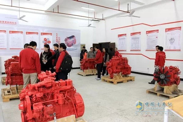 東風康明斯發(fā)動機有限公司向襄陽汽車職業(yè)技術學院捐贈六臺發(fā)動機