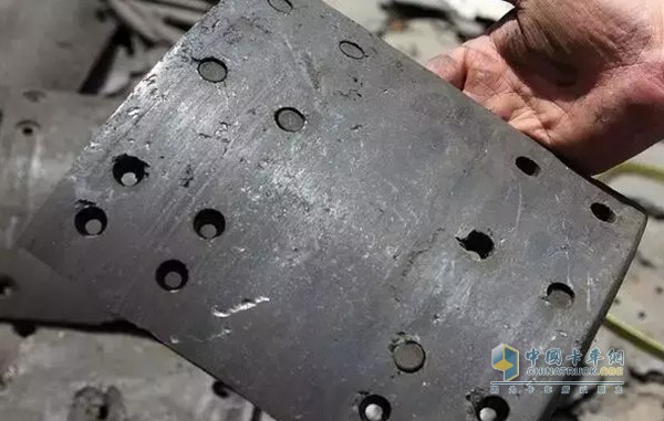 與車輛的動(dòng)力性能相比，其制動(dòng)性能，也就是剎車性能會(huì)直接影響到行車安全，在行車中會(huì)直接關(guān)乎到自身和他人的安全。所以我們一定要養(yǎng)成定期檢查剎車片的良好習(xí)慣。