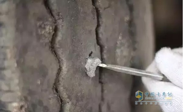 在一些路況較差的地方，輪胎會(huì)卡入或者刺入一些異物，而開(kāi)車之前良好的檢查習(xí)慣，可以讓我們及時(shí)清理輪胎胎紋中的異物。因?yàn)槭軗p的輪胎會(huì)讓壽命與性能大大降低，嚴(yán)重時(shí)還會(huì)出現(xiàn)爆胎的危險(xiǎn)情況。