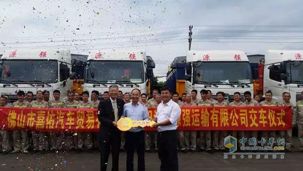 三浦聰先生(左1)、譚成多先生(中)、廖振業(yè)先生(右1)交“鑰匙”合照