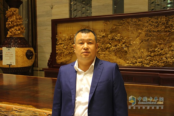濰坊瑞亨緣物流有限公司經(jīng)理李向陽一直是中國重汽的忠實(shí)粉絲，公司現(xiàn)在擁有7臺(tái)中國重汽的車，對(duì)汕德卡由衷的偏愛。