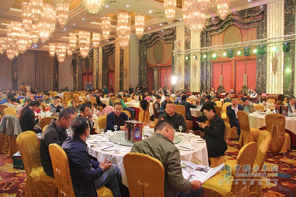 在活動(dòng)現(xiàn)場(chǎng)，除了精彩表演、好禮的放送，也進(jìn)行了中國重汽濰坊地區(qū)“高效之星”的授予儀式，這一舉措不但是對(duì)用戶的肯定，更是對(duì)中國重汽產(chǎn)品的一個(gè)肯定。
