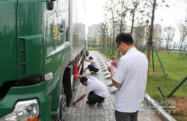 車輛經(jīng)過(guò)酷熱的夏季運(yùn)行后，制動(dòng)液和各潤(rùn)滑部位的潤(rùn)滑油脂經(jīng)長(zhǎng)時(shí)間的高溫下運(yùn)行，其技術(shù)指標(biāo)有著不同程度的下降，因此，駕駛員必須加強(qiáng)車輛全方位的檢查、維護(hù)，確保車輛整體技術(shù)的恢復(fù)。
