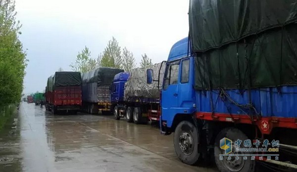 秋冬季節(jié)的雨天、暗霜、露水會(huì)讓路面很滑，在行駛的時(shí)候必須降低車速和保持均勻的行車速度。遇上交匯車輛嚴(yán)禁超車，要提前減速，緩慢平穩(wěn)通過(guò)。在外環(huán)道上行駛，尤其是彎道處打方向不能太快，要避免急剎，防止側(cè)滑。