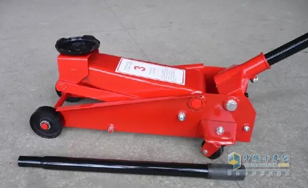 千斤頂是換胎不可缺少的工具，幾乎所有的車廠都會(huì)隨車附送一套千斤頂。買二手車時(shí)，一定要檢查千斤頂是否完好，因?yàn)樵瓘S附送的千斤頂輕巧易用。