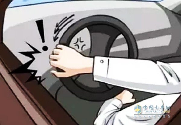 假如發(fā)現(xiàn)車剛啟動時，打方向盤時感覺格外沉，稍后再打就好了。這通常是因為駕駛員在打方向時，方向機(jī)里有個閥門會翻開，使油能流轉(zhuǎn)，假如閥門卡著了的話就會出現(xiàn)方向盤沉的狀況。