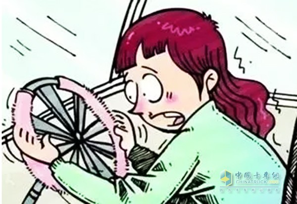 在中速行進(jìn)中，尤其是不平的路面，一打方向就有“咔咔”聲響或是別的周期性異響，方向盤作不正常轟動，有時會致使手麻，這時需要進(jìn)行具體查看，看看方向傳動裝置動平衡，傳動軸及其花鍵軸和花鍵套是不是有磨損，各零部位是不是有擰緊。