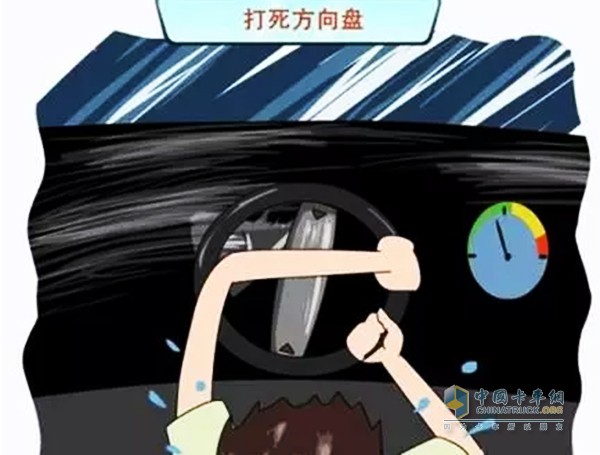 如今許多車都有助力轉(zhuǎn)向體系，當(dāng)打死一個方向再回輪的時候，方向盤突然被卡，用力回后方向盤“咔”一聲異響后就不能主動回輪了，再打方向只能全憑自個兒手動，這時候最好做四輪定位，看看傳動體系是不是正常，仰角是不是變形嚴(yán)重，及時替換，避免造成懸掛體系等別的問題。