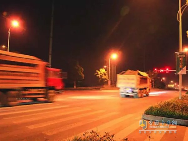 近期一段時間發(fā)生很多起令人嘆息的交通事故?！柏涇囎肺病逼渲姓加泻艽蟊嚷?，其實大家也許發(fā)現(xiàn)，全國各地每天都在發(fā)生著各種各樣的車禍，大部分的車禍起因都和 “剎不住車” 有直接關(guān)系。如果不是車輛本身的問題，那我們也許應(yīng)該思考一下。
