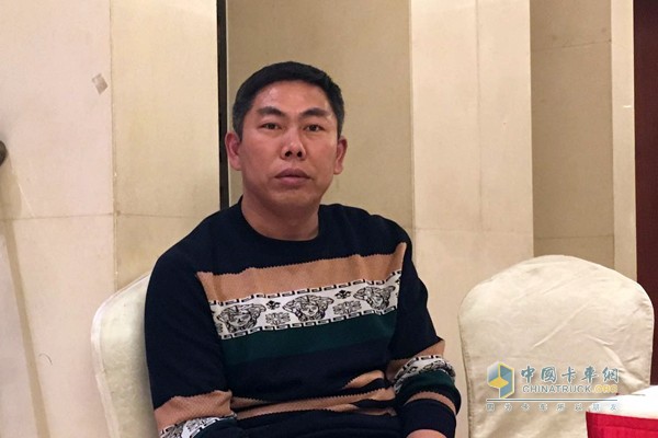 王汝新一次性訂購了兩臺(tái)汕德卡