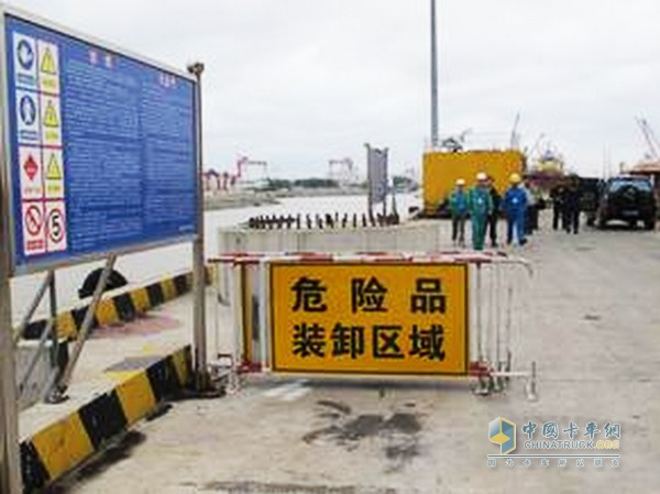 危險品在運輸和裝、卸過程中往往存在很多安全隱患，駕駛員和管理人員因為不良作業(yè)習(xí)慣或操作不當(dāng)，很容易誘發(fā)多種安全事故，給企業(yè)和家庭帶來災(zāi)難。