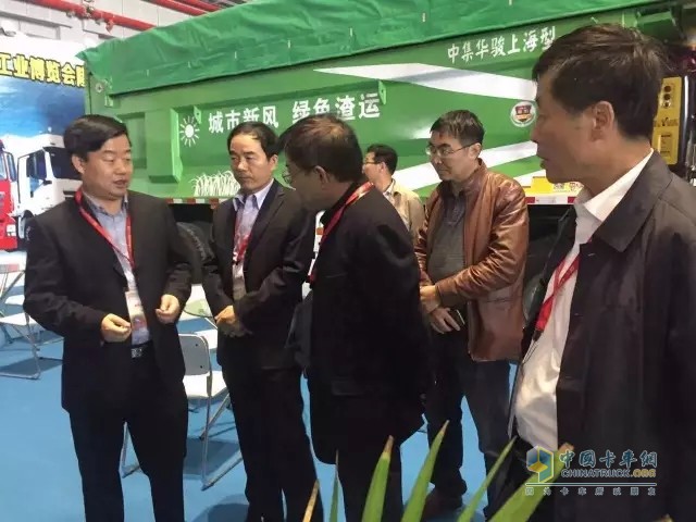  陜西省工信廳副廳長任國、陜西省工信廳裝備工業(yè)處副處長張勇等領導在陜汽控股總經理王延宏的陪同下詳細了解車輛配置，鼓勵陜汽開發(fā)出更多、更環(huán)保的車輛