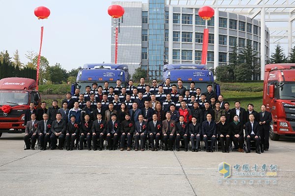 “福田戴姆勒商用車價值聯盟創(chuàng)新人才培訓基地”戰(zhàn)略合作單位成員領導及首批培訓班學員代表集體合影