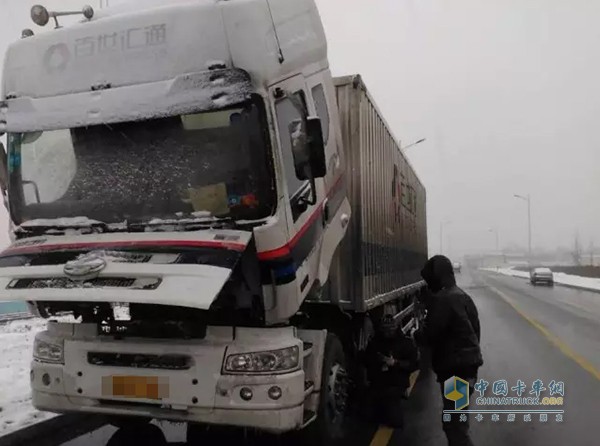 機油被譽為汽車的“血液”，起到對發(fā)動機潤滑、清潔、密封、減磨等作用，通過對機油的觀察，可以直觀的了解發(fā)動機的“健康狀況”。機油量應該在機油標尺的上、下刻度之間，太多太少都不好。