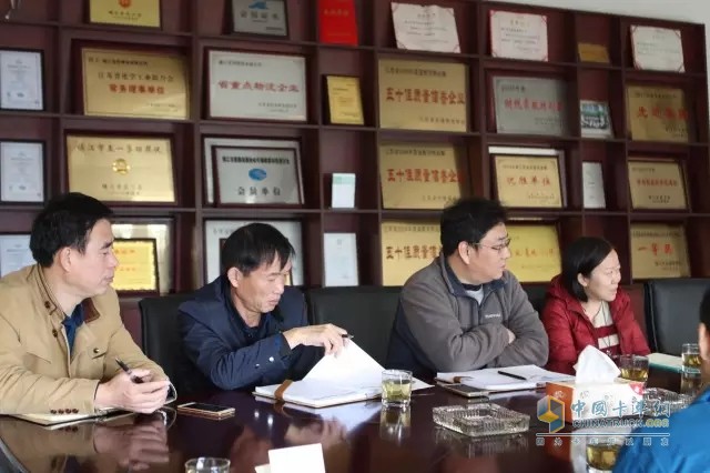 左二：寶華物流售后服務負責人湯總