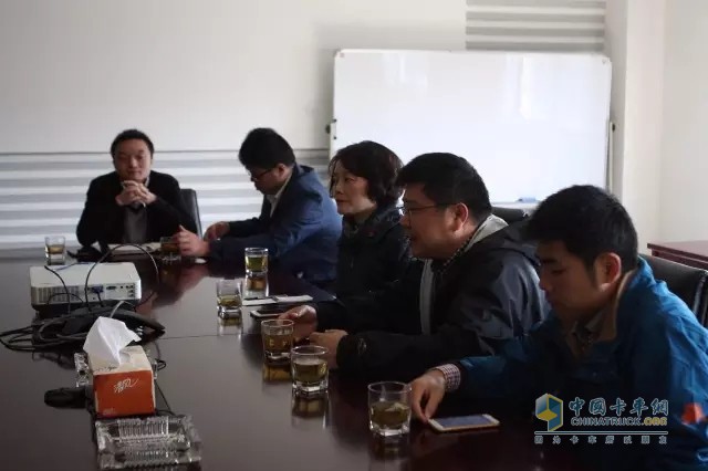 陳剛?cè)含F(xiàn)場解答客戶相關疑問