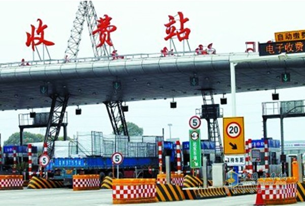 為緩解高速公路收費站擁堵等特殊情況，甘肅省高速公路管理局近日在蘭州中川機(jī)場高速公路選取2條MTC車道試點手機(jī)支付通行費。經(jīng)對比發(fā)現(xiàn)，車輛平均繳費時間由原來的25至40秒降低至10至15秒，車輛在擁堵排隊時提前打開支付二維碼，繳費時間還可以縮短至5秒以內(nèi)。