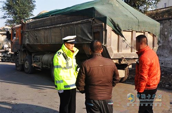 11月2日，煙臺市交警二大隊民警在轄區(qū)路段巡邏時，查處了兩輛組隊運輸沙土的重型自卸貨車，經過磅，該兩輛車拉的沙土比核定載質量超了4倍還多，而且車內還配有報話機，至于用途不言自明。