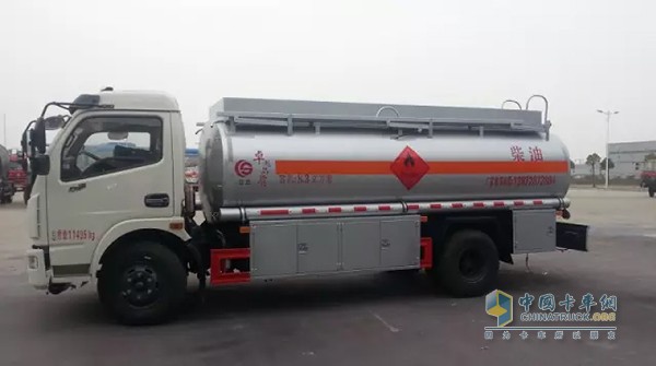 供液車因為外觀和流動加油車運油車等油罐車實在是非常相似，很多人都分不清楚，甚至不仔細看的話交警路政等都不太容易分清。顧名思義供液車就是固井施工時提供液源的供液設備。