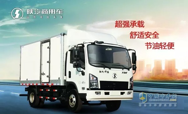 開卡車首先要知道卡車的特點，質(zhì)量大、慣性大、重心高、離心力大，車身長、占據(jù)空間位置大、軸距長、內(nèi)輪差大，制動反應(yīng)快，方向盤大且反應(yīng)較小車慢，檔位多且檔位間隙小;總之較開小車操作更復(fù)雜，強度更大。