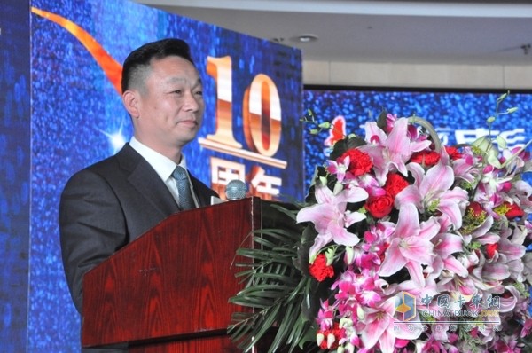 中國重汽集團濟南商用車總經(jīng)理張帆介紹汕德卡品牌