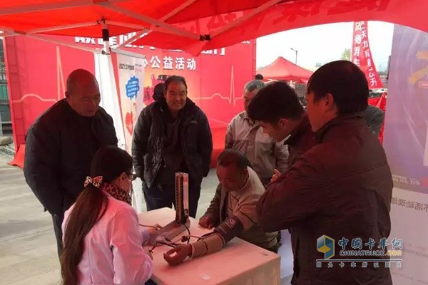 免費(fèi)健康體檢受到現(xiàn)場卡友歡迎