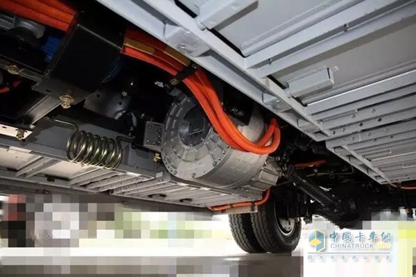 平常車主對愛車的養(yǎng)護通常會集中在發(fā)動機、輪胎、空氣濾清器等方面，本來對底盤的養(yǎng)護也是很主要的，尤其對沒有做任何防銹處理的車主來說，更是如此。做好對平常的底盤養(yǎng)護，需要從以下三個體系入手。