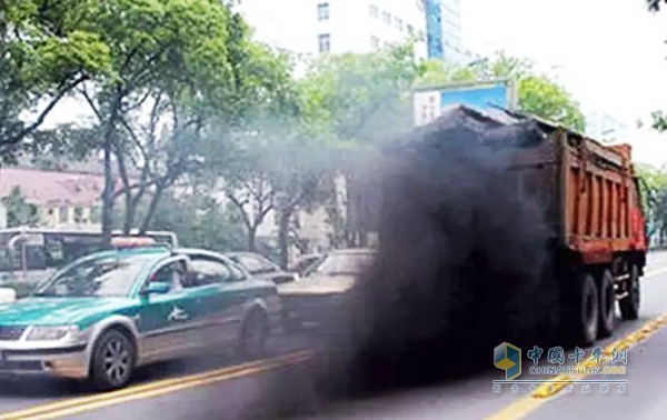 作為柴油卡車的心臟，柴油發(fā)動(dòng)機(jī)是否正常工作，直接關(guān)乎著使用者的運(yùn)營效率。在很多情況下，根據(jù)發(fā)動(dòng)起排除的尾氣顏色便能夠了解到引發(fā)故障的誘因。黑煙表示噴油過多，未能完全燃燒。