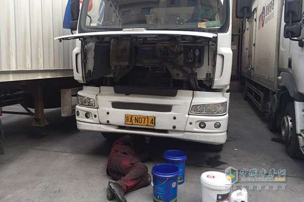 柳汽服務(wù)小哥檢修車(chē)輛線路