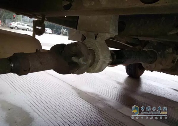 嘀嗒聲：可能是驅(qū)動軸的萬向節(jié)損壞了，也可能是輪胎里的小石塊敲打輪胎或風(fēng)扇葉片彎曲松動造成的。