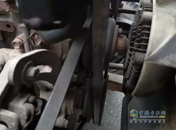 嘯鳴聲：大多出現(xiàn)在車輛轉(zhuǎn)彎時?？赡苁秋L(fēng)扇傳動帶松動或已磨損。有時輪胎氣量不足，也出現(xiàn)這種聲音。