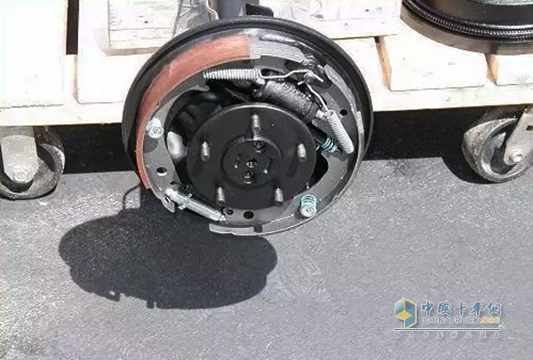 剎車系統沒有及時保養(yǎng)會導致剎車總泵里雜質太多、密封不嚴、真空助力泵失效、剎車油過臟或幾種剎車油混用受熱后出現氣阻、剎車總泵和分泵漏油、儲氣罐或管路接口漏洞，由此造成剎車失靈。