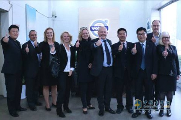 沃爾沃卡車(chē)全球總裁Claes Nilsson與北京沃卡團(tuán)隊(duì)合影