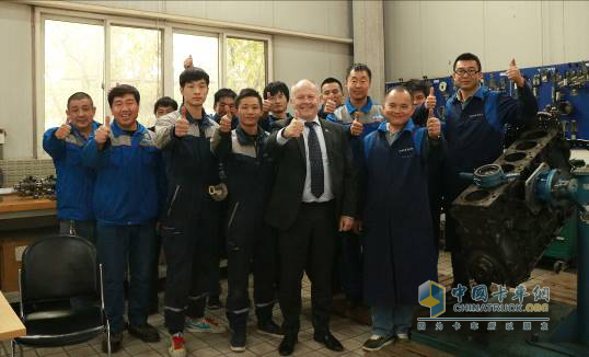 沃爾沃卡車(chē)全球總裁Claes Nilsson與北京沃卡服務(wù)工程師合影