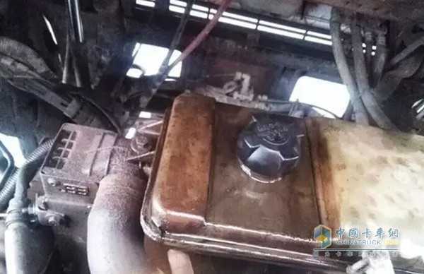      發(fā)動機起動后(不管水溫高或低)，加油門時膨脹水箱加水口不往外翻冷卻液而收油門時則從加水口處往外翻冷卻液。