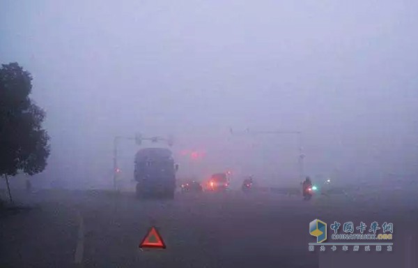 已經(jīng)在路上的朋友可以選擇安全的地方停車等候，但是要記得開啟雙閃以及放置三角牌。