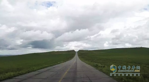 筆直的高速公路