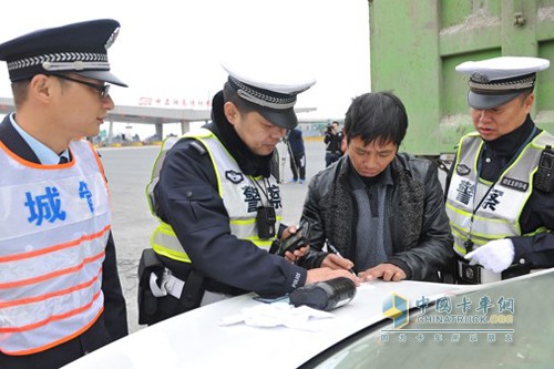 浦東警方聯(lián)合城管執(zhí)法人員對(duì)于大貨車違法行為開展聯(lián)合整治