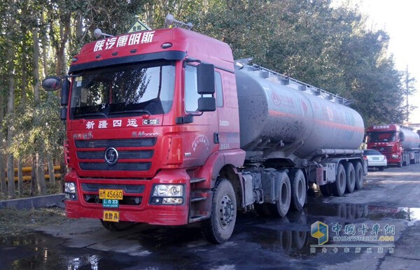 陜汽康明斯危化品運輸車