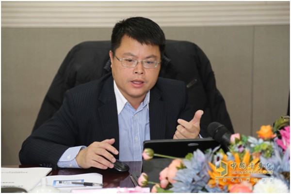 銀隆新能源電池研究院院長(zhǎng)蔡惠群對(duì)鈦酸鋰技術(shù)作詳細(xì)講解