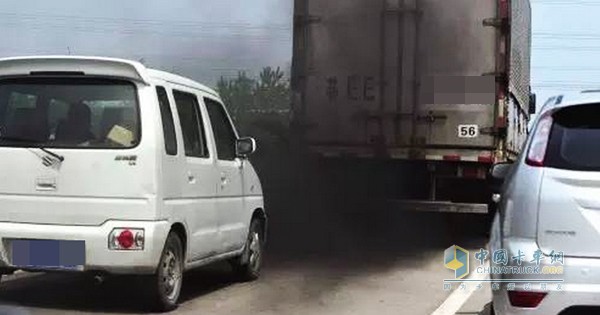 車輛在正常使用條件下不會冒黑煙，只有在超負荷工作時柴油發(fā)動機才會冒黑煙。