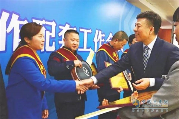 集團(tuán)公司董事長、黨委書記嚴(yán)鑒鉑頒獎(jiǎng)