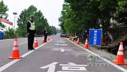 駕車時必須隨車攜帶駕駛證