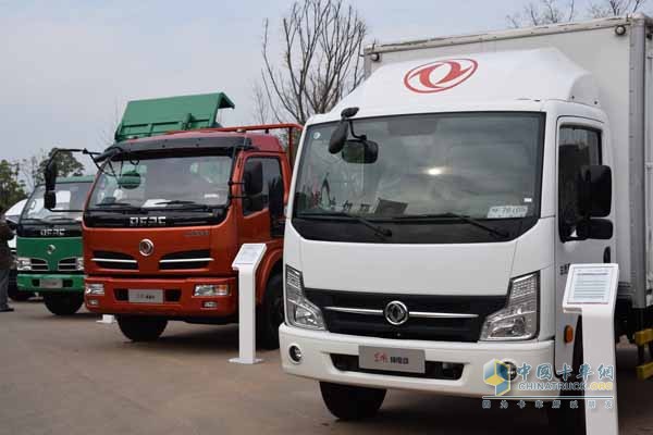 現(xiàn)場(chǎng)展示十余臺(tái)車，大氣又漂亮