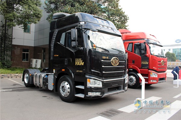 解放新J6 460馬力AMT 4X2牽引車(chē)(左)與解放新J6 500馬力6X4牽引車(chē)(右)帶隊(duì)