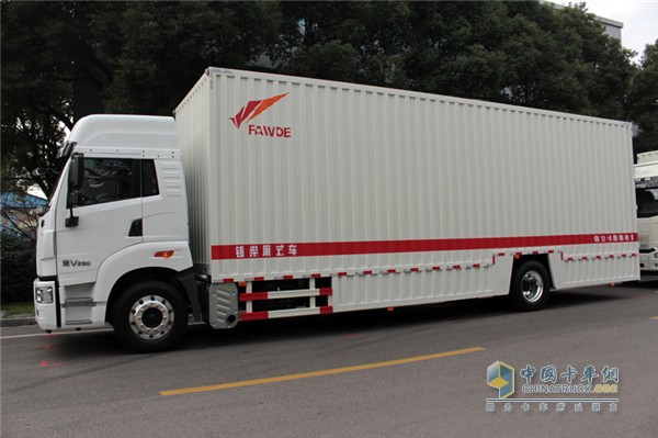 采用錫柴貨箱的4X2途V290馬力8.6m快遞廂車(chē)