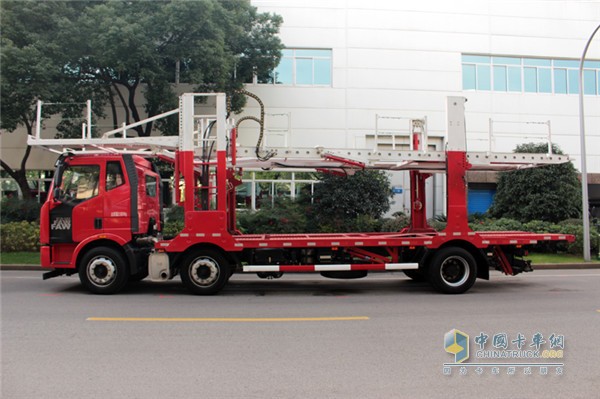 解放J6L 6X2中置軸轎運(yùn)車(chē)