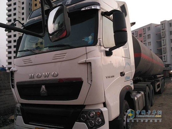 中國重汽H0W0-T7H牽引車搭載MC11發(fā)動機，節(jié)油更高效