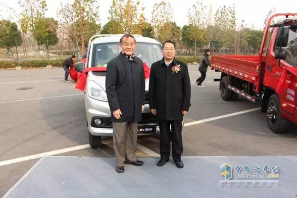 江蘇省汽車摩托車運動聯(lián)合會執(zhí)行主席華洪興和福田商用車集團副總裁、輕型商用車業(yè)務總監(jiān)趙建民與奧鈴T3新品合影