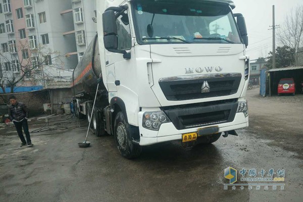 鄧玉剛的HOWO—T7H?；愤\(yùn)輸車